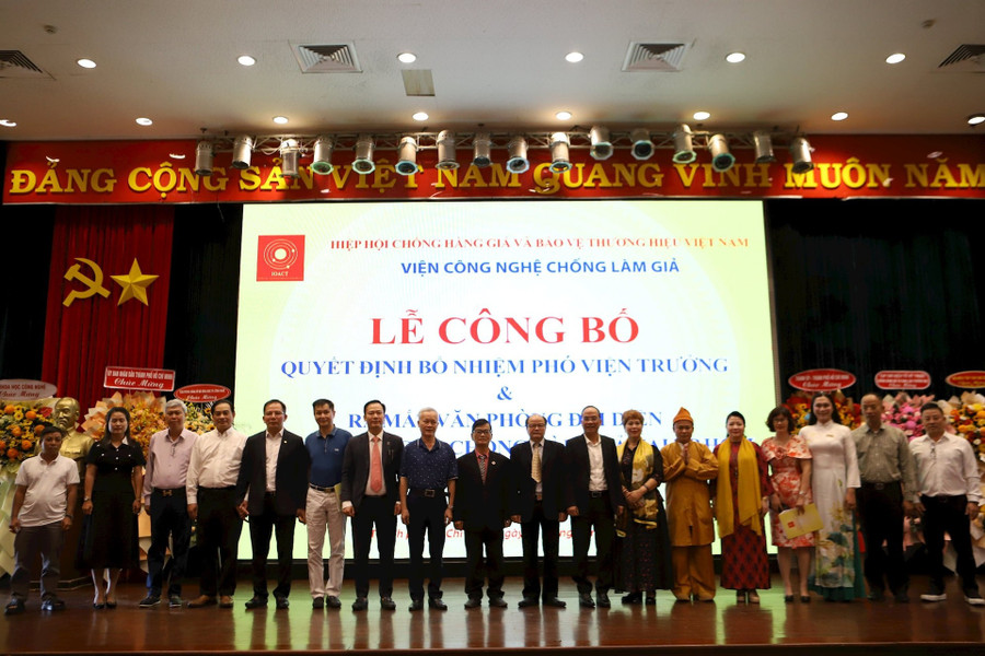 Các đại biểu cùng chụp ảnh tại lễ công bố. Ảnh: V.L