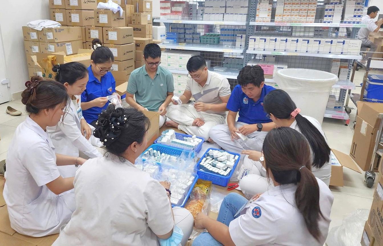 Các bệnh viện phân loại thuốc, thiết bị y tế trước giờ khởi hành. Ảnh: BT