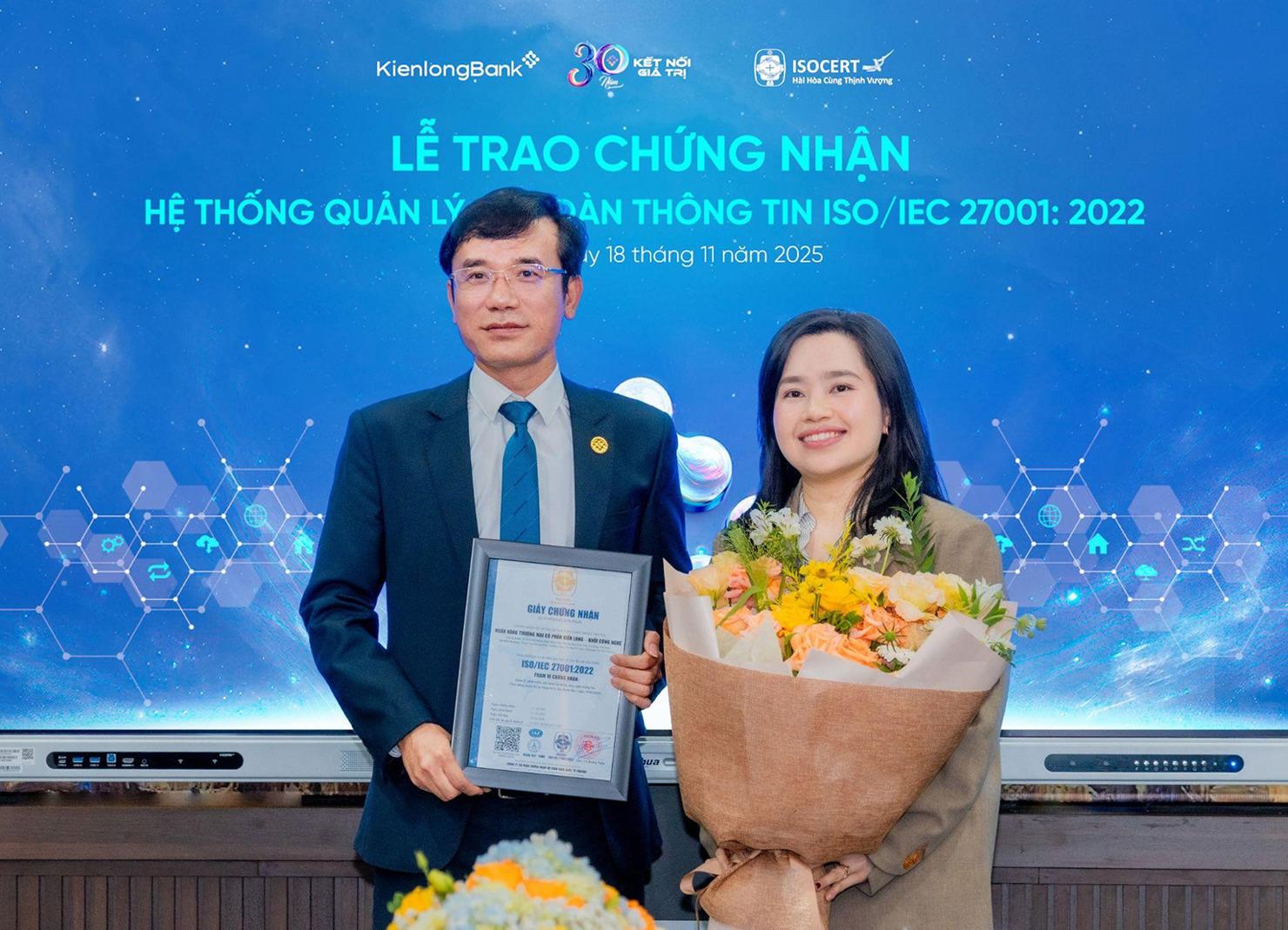 Ông Nguyễn Văn Minh, Phó Tổng Giám đốc, đại diện KienlongBank nhận giấy chứng nhận ISO/IEC 27001:2022 từ ISOCERT.