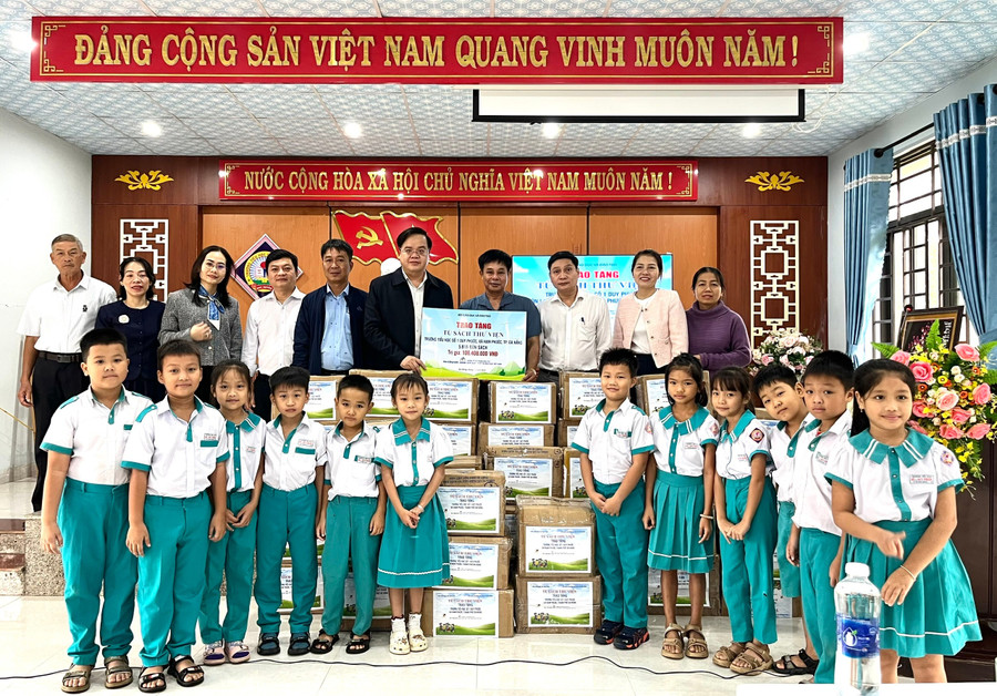 Đại diện lãnh đạo Sở GD&ĐT TP Đà Nẵng và Chi nhánh Công ty Cổ phần đầu tư xuất bản – thiết bị giáo dục Việt Nam (VEPIC) tại Đà Nẵng trao sách cho Trường Tiểu học số 1 Duy Phước. 90d98a2d4dbbc1e598aa.jpg