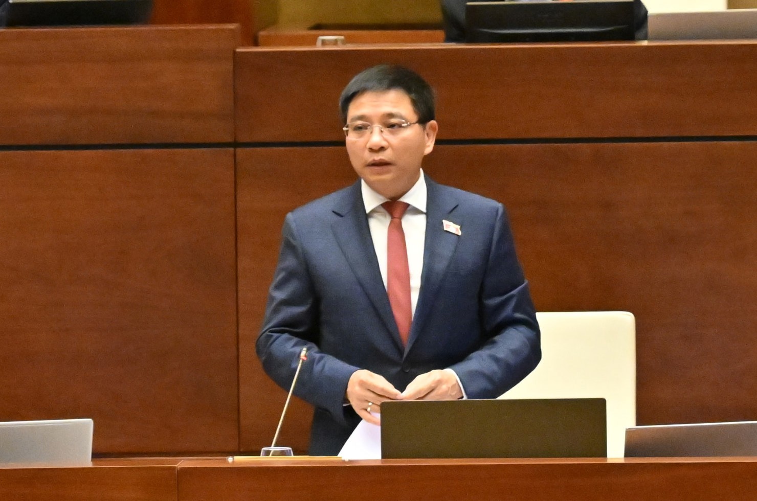 Bộ trưởng Bộ Tài chính Nguyễn Văn Thắng làm rõ các nội dung đại biểu Quốc hội nêu. 