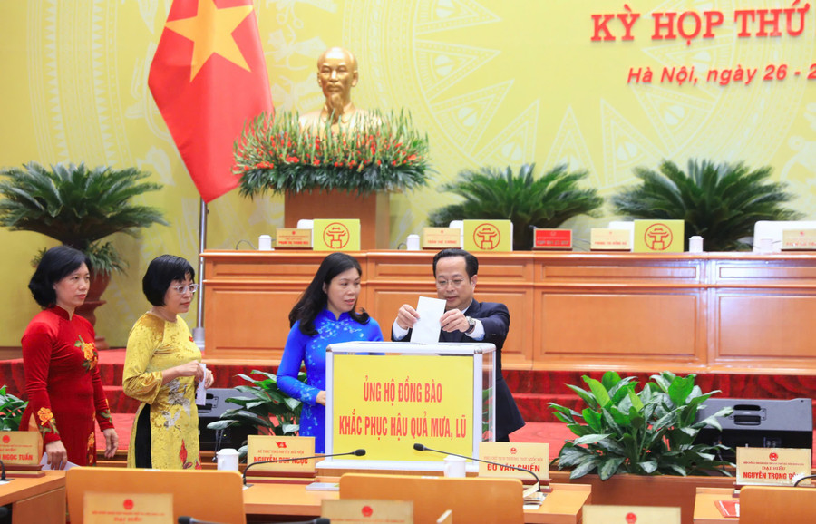 Các đại biểu quyên góp ủng hộ. Ảnh: Viết Thành