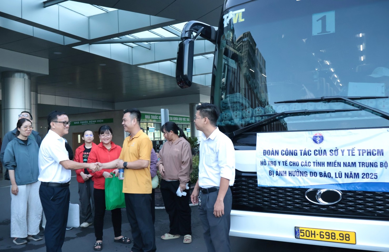 Các bác sĩ đến từ TP. Hồ Chí Minh sẵn sàng hỗ trợ người dân Đắk Lắk. Ảnh: PT