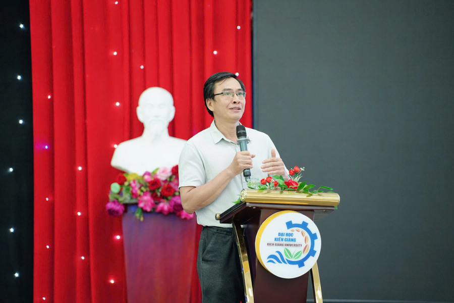 TS Đỗ Lê Bình giới thiệu 4 tiêu chuẩn còn lại của Bộ tiêu chuẩn AUN-QA. tap-huan-2.jpg