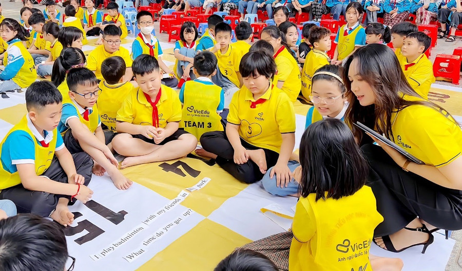 Trường Tiểu học Đinh Tiên Hoàng (phường Nông Trang, tỉnh Phú Thọ) tổ chức chương trình ngoại khóa Tiếng Anh cho học sinh. a.jpg