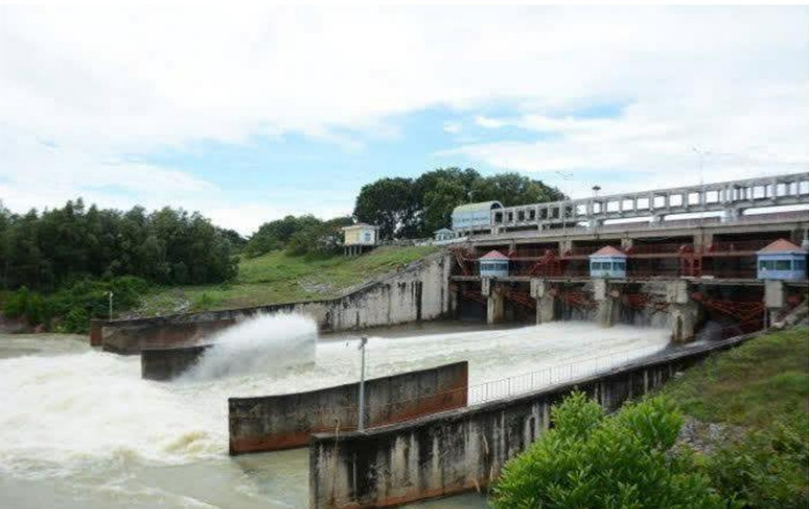 Hồ Dầu Tiếng xả nước. Ảnh: ĐVQL