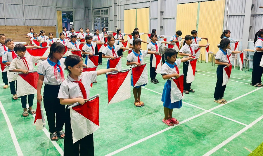 Học sinh Trường Phổ thông dân tộc bán trú Tiểu học và THCS Trà Nam (xã Trà Linh, TP Đà Nẵng) tập huấn tổ chức trò chơi lớn. Ảnh: Ánh Ngọc nguon-luc-hien-dai-hoa-toan-dien-giao-duc-3.jpg