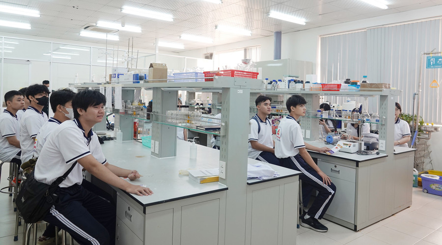 Học sinh trải nghiệm môi trường học tập tại Trường Đại học Quốc tế (Đại học Quốc gia TP Hồ Chí Minh). Ảnh: Bùi Diễn nguon-luc-hien-dai-hoa-toan-dien-giao-duc-2.jpg