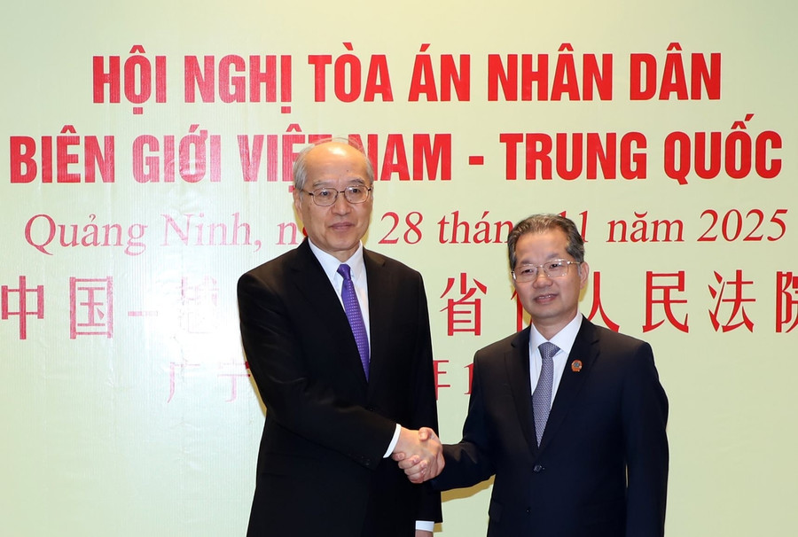 Đồng chí Nguyễn Văn Quảng, Ủy viên Ban Chấp hành Trung ương Đảng Cộng sản Việt Nam, Chánh án Tòa án nhân dân tối cao Việt Nam và đồng chí Trương Quân, Ủy viên Ban Chấp hành Trung ương Đảng Cộng sản Trung Quốc, Chánh án Tòa án nhân dân tối cao Trung Quốc.