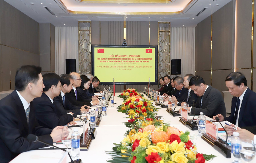 Hội đàm giữa đồng chí Nguyễn Văn Quảng, Ủy viên Ban Chấp hành Trung ương Đảng Cộng sản Việt Nam, Chánh án Tòa án nhân dân tối cao Việt Nam và đồng chí Trương Quân, Ủy viên Ban chấp hành Trung ương Đảng Cộng sản Trung Quốc, Đại Thẩm phán thứ nhất, Chánh án Tòa án nhân dân tối cao Trung Quốc.