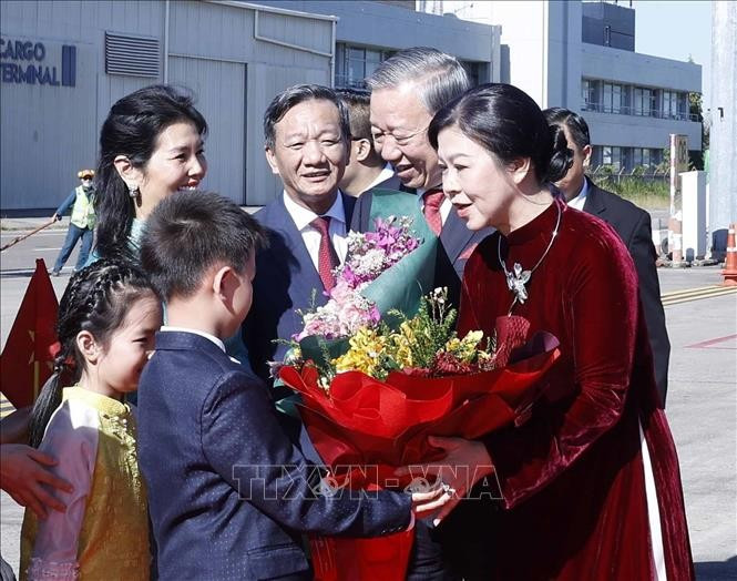 Lễ đón Tổng Bí thư Tô Lâm và Phu nhân tại sân bay quốc tế Wattay, thủ đô Vientiane. Ảnh: Thống Nhất/TTXVN