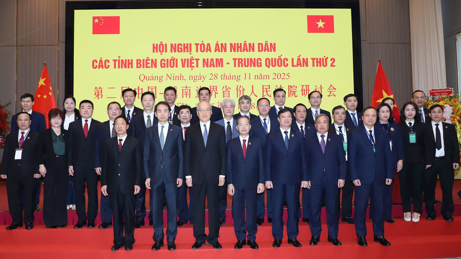 Lãnh đạo Tòa án nhân dân tối cao hai nước Việt Nam - Trung chụp ảnh cùng các đại biểu.