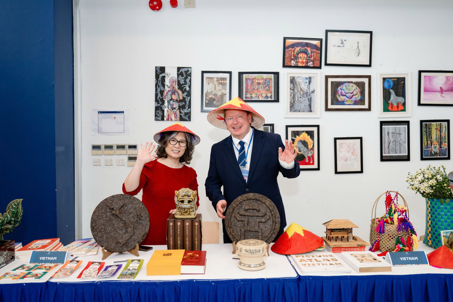 Bà Mai Bích Thủy và ông Shaun Fenton, Hiệu trưởng Trường RGS, Vương quốc Anh.