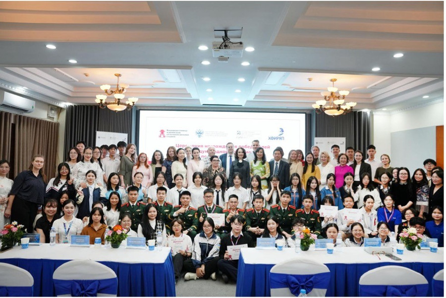 Ban Tổ chức Cuộc thi, Ban Giám khảo cùng các đại biểu, giáo viên/giảng viên và các em học sinh/sinh viên chụp chụp ảnh lưu niệm cùng các thí sinh đạt giải. img-6100.jpg