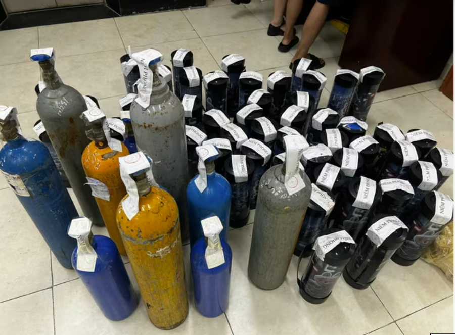 Tang vật khí cười thu giữ được. vu-viec-tai-karaoke-monaza-3.png