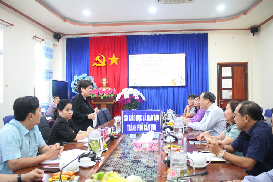 Bà Nguyễn Thúy Anh, Ủy viên BCH Trung ương Đảng, Phó trưởng Ban Chính sách, chiến lược Trung ương Đảng, Chủ tịch Hội hữu nghị và hợp tác Việt Nam - Pháp phát biểu tại buổi làm việc.