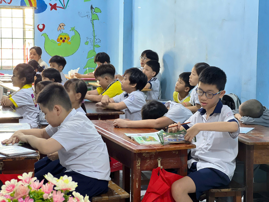 Lớp học tại đây gồm nhiều em học sinh ở nhiều độ tuổi với nhiều hoàn cảnh khác nhau. z7289595993921-7c1a1d7f19f4edf4bcda84b0b3f17165.jpg
