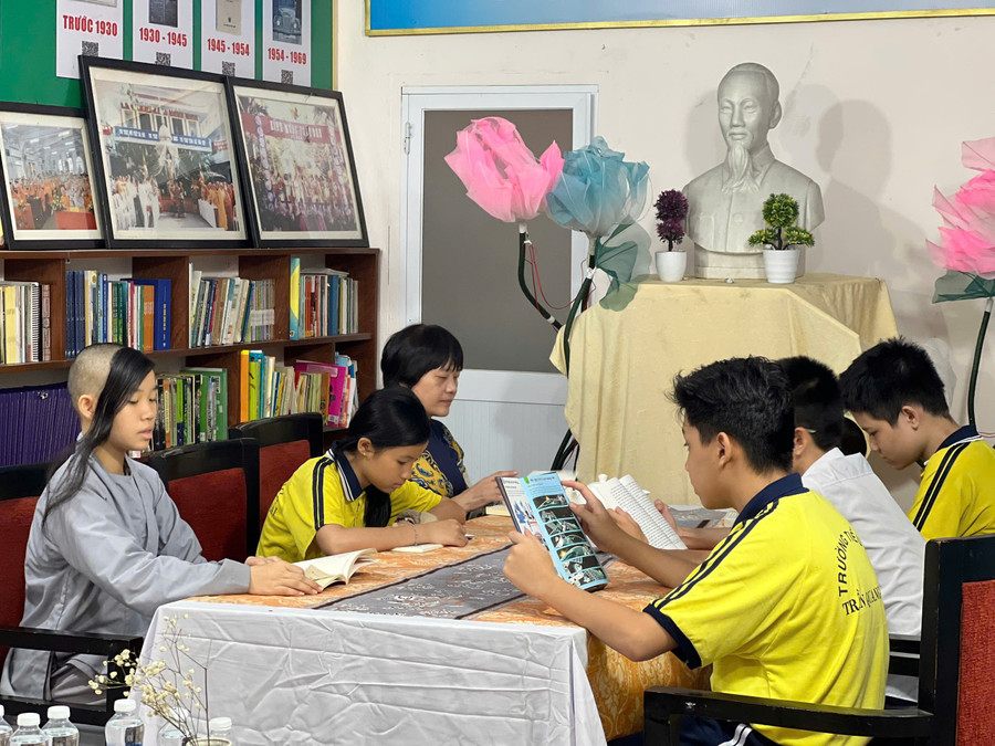 Cô Hồng Minh cùng học trò đọc sách ở không gian văn hóa tại chùa. z7289599366310-c2b656a541210ab05fb97c76a8d49600.jpg