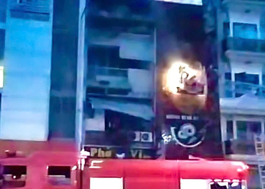 Quán ăn ở đường Trần Hưng Đạo, TPHCM bốc cháy lúc rạng sáng. Ảnh: Phúc Uyên