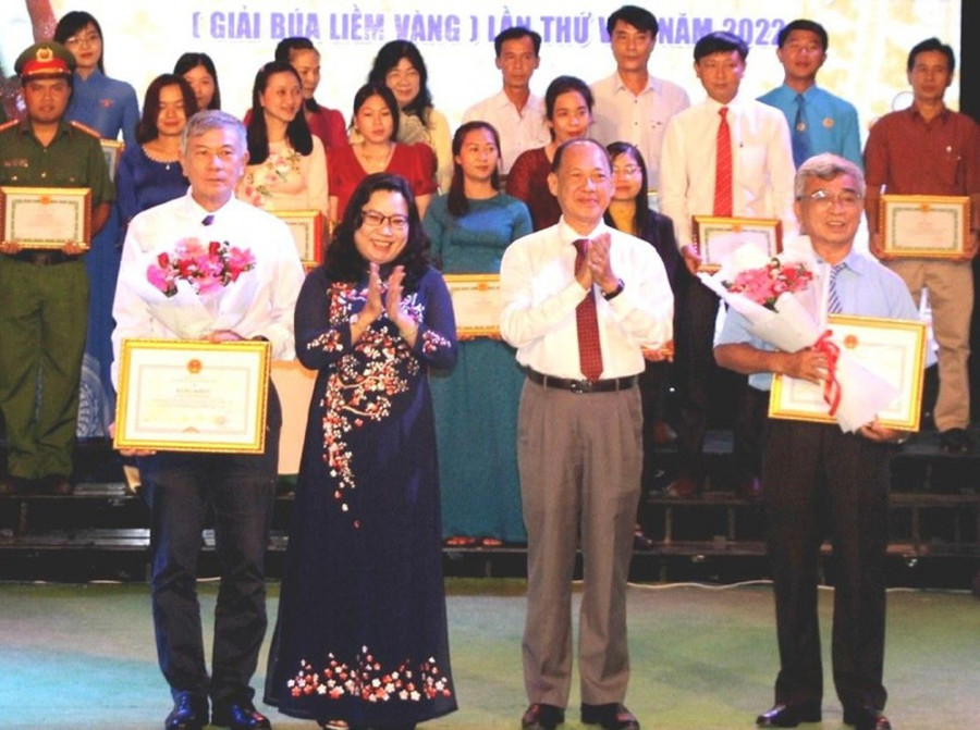 Thầy Cao Xuân Lương (trái) nhận giải thưởng Cuộc thi sáng tác học tập và làm theo Bác Hồ. Ảnh: TG.