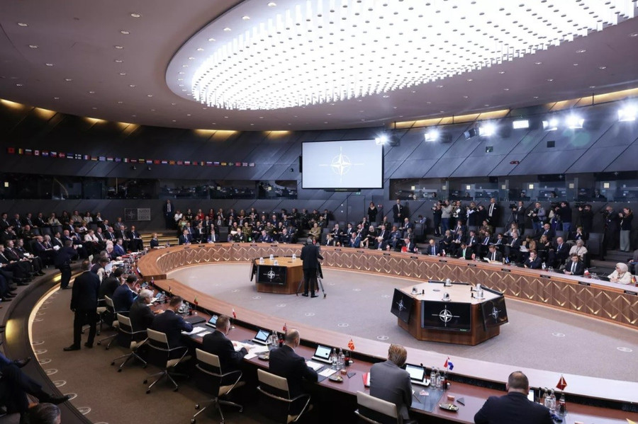 Các bộ trưởng quốc phòng NATO tham dự cuộc họp bàn tròn của Hội đồng Bắc Đại Tây Dương tại Trụ sở NATO ở Brussels.