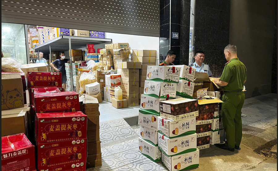 Lực lượng liên ngành Hà Nội tăng cường công tác kiểm tra cơ sở kinh doanh hàng hóa dịp cận Tết. anh-1.png