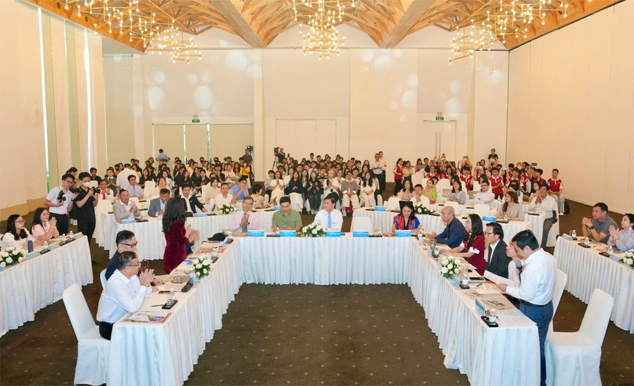 Quang cảnh buổi tọa đàm. z7307930440278-5993e0866436b853652d71539dc7d26c.jpg