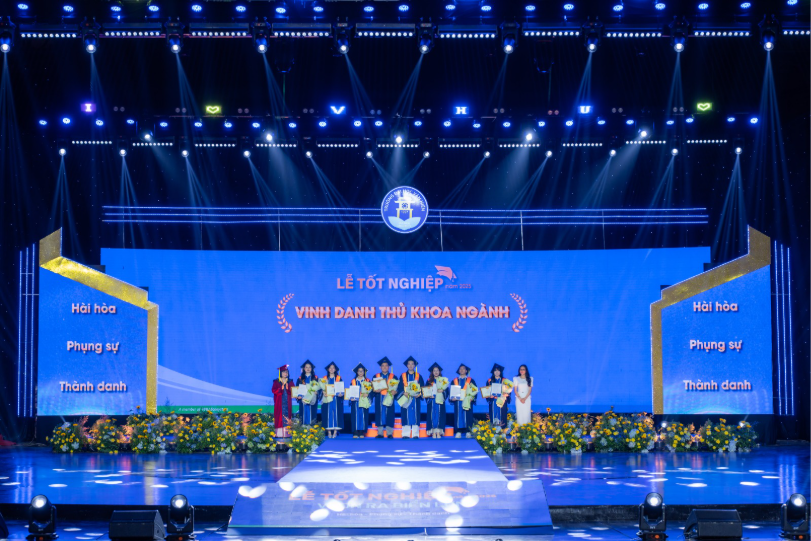 Thủ khoa các ngành được Nhà trường trao tặng giấy khen và thư mời nhận việc với mức lương từ 15.000.000 đồng/tháng tại buổi lễ. 2.png