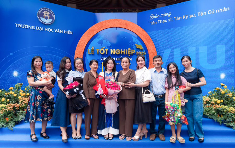 Tân khoa và gia đình lưu giữ hình ảnh kỷ niệm tại Lễ Tốt nghiệp. 4.png