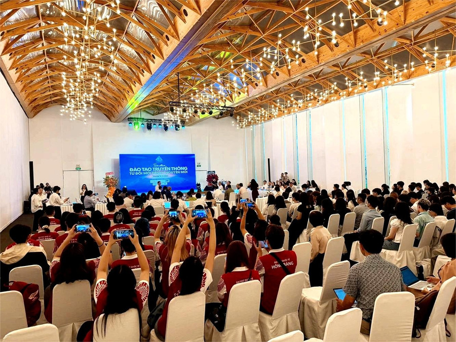 Tọa đàm thu hút khá đông sinh viên các trường Đại học tham dự. dao-tao-truyen-thong-trong-ky-nguyen-so3-9743.jpg