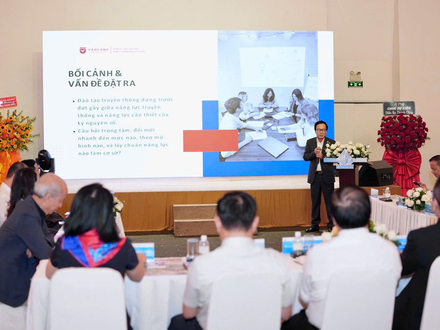 Tiến sĩ Võ Văn Tuấn, Phó hiệu trưởng thường trực - Trưởng khoa Quan hệ công chúng - Truyền thông Trường ĐH Văn Lang chia sẻ tại tọa đàm.