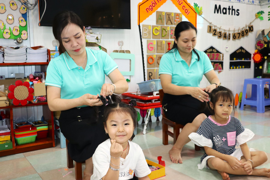 Đối với cấp Mầm non học 2 buổi/ngày, khu vực phường mức học phí là 400.000 đồng/người học/tháng. co-giao-mam-non.jpg