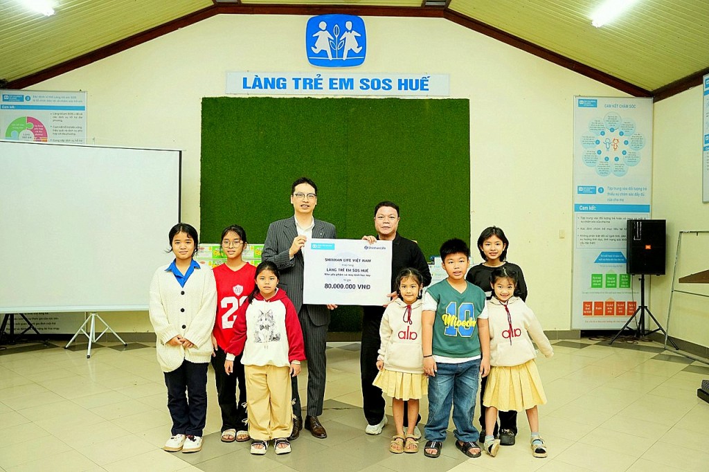 Shinhan Life Việt Nam tổ chức trao tặng quà tại Làng trẻ em SOS Đà Nẵng và TP. Huế
