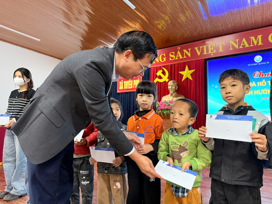 Đại diện Sở GD&ĐT Quảng Trị trao quà cho học sinh bị ảnh hưởng nặng nề do thiên tai. 1000018347.jpg