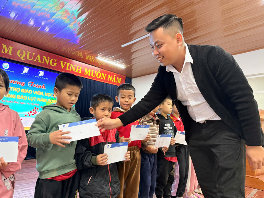 Ông Lưu Mạnh Hùng - Bí thư Đoàn Thanh niên Công ty VNPT - IT trao quà cho học sinh khó khăn tại xã Tuyên Phú. 1000018348.jpg