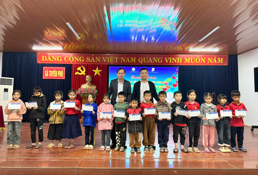 130 suất quà được trao tận tay các thầy cô và học sinh xã Tuyên Phú. 1000018350.jpg