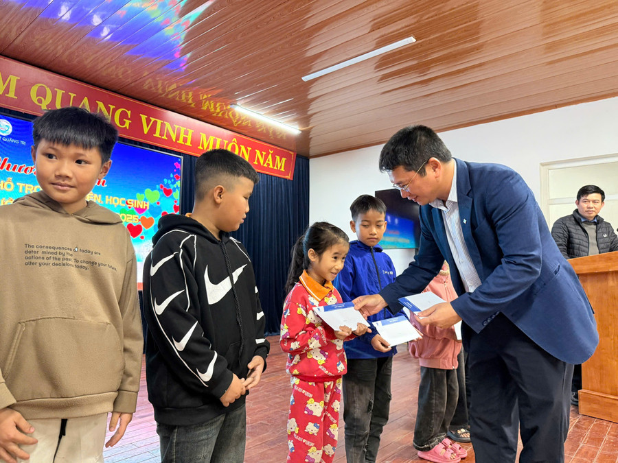 Ông Lê Quang Hưng, Phó Giám đốc, Phó Chủ tịch Công đoàn VNPT Quảng Trị trao quà cho các học sinh vùng lũ. 1000018349.jpg