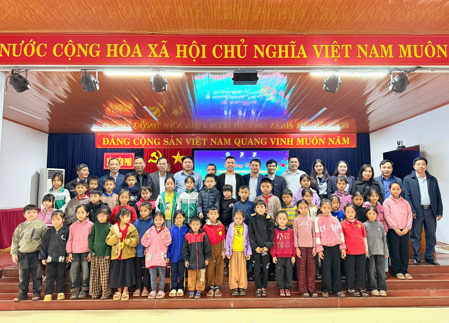 Đại diện Sở GD&ĐT tỉnh Quảng Trị, Công đoàn VNPT - IT, VNPT Quảng Trị trao quà cho thầy trò vùng khó thuộc xã Tuyên Phú, tỉnh Quảng Trị.