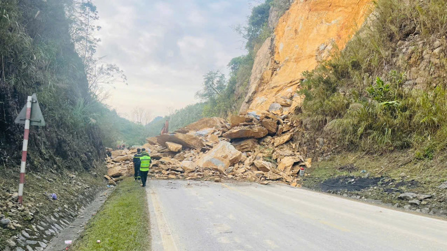 Hiện trường vụ sạt lở trên Quốc lộ 6 đoạn qua Mai Châu, tỉnh Phú Thọ. z7326383646890-f69a33f86097b41600032e45a69a060c.jpg