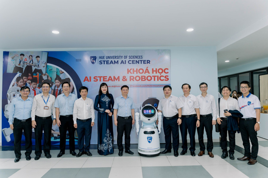 Lãnh đạo UBND TP Huế; Sở GD&ĐT TP Huế; Sở KH&CN TP Huế; Đại học Huế cùng lãnh đạo nhà trường chụp ảnh lưu niệm tại lễ ra mắt Trung tâm STEAM & AI. 68ecb70ddf051-3.jpg