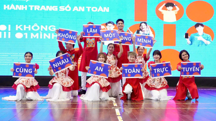 Học sinh tham gia giao lưu trong buổi tuyên truyền "hành trang số an toàn". z7325894103318-994f852f16996c594b79d9e76ddab822.jpg