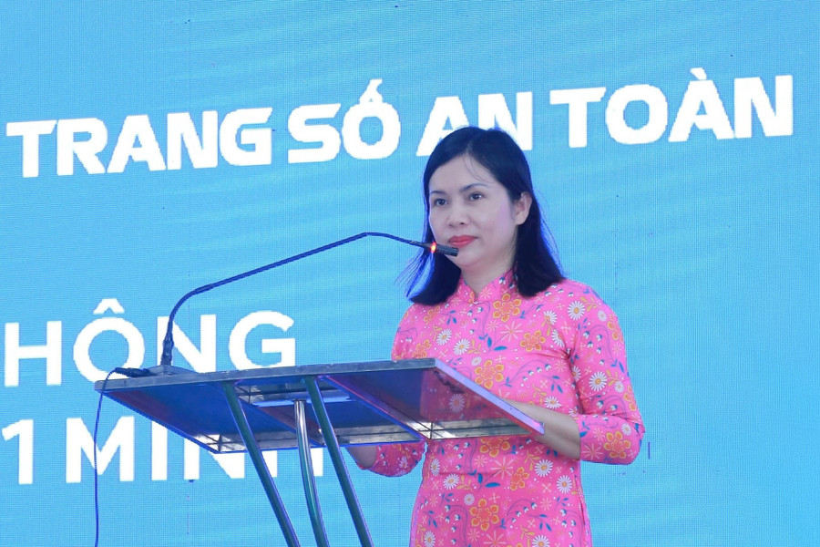 Bà Nguyễn Thị Thu, Phó Giám đốc Sở GD&ĐT Lâm Đồng phát biểu tại chương trình “Hành trang số an toàn”. 5fb991c0-fb41-4d2f-8585-9987d906370a1.jpg