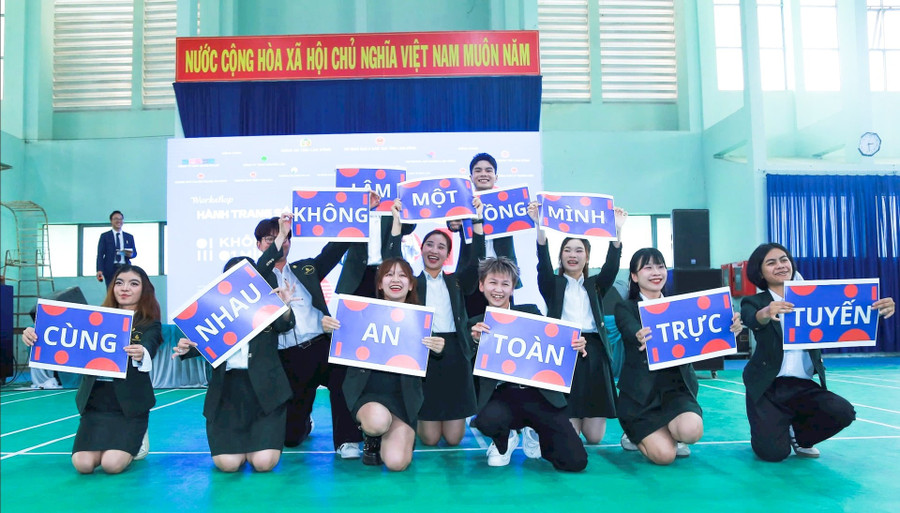 Học sinh hưởng ứng chương trình