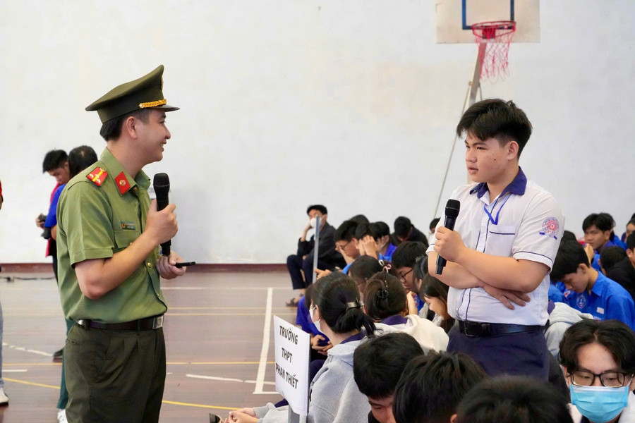 Học sinh được trang bị các kỹ năng thiết yếu về “Hành trang số an toàn”. z7325894099986-ad944d3ebd989cc5f30d7bc2a534267e.jpg