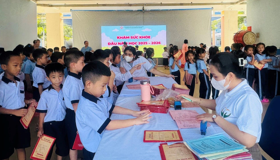 Trường Tiểu học Nguyễn Anh Khương (phường Đông Hưng Thuận) trong ngày khám sức khỏe đầu năm học 2025 - 2026. Ảnh: NT