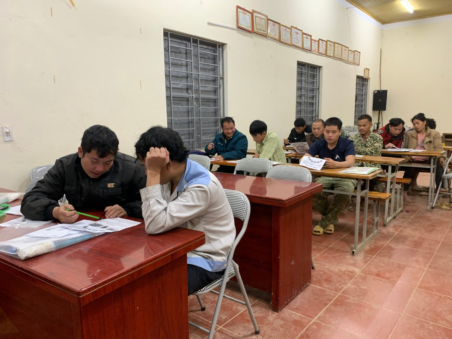 Lớp xoá mù chữ thu hút đông học viên người Mông tham dự.
