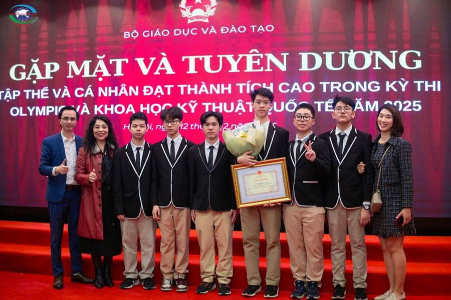 Có thể là hình ảnh về một hoặc nhiều người và văn bản cho biết 'BD BỘ GIÁO DỤC VÀ ĐÀO TẠO GẶP MẶT VÀ TUYÊN DƯƠNG ÂP THẾ VÀ CÁ NHÂN ĐẠT THÀNH TÍCH CAO TRONG KỲ OLYMPI VVÀ KHO HỌC KỸ THUẬT UỐ TẾ ĂM 6025 @@Bi,ng12th ng 12 the မဘဂိပ いでッとれ ብሳ'