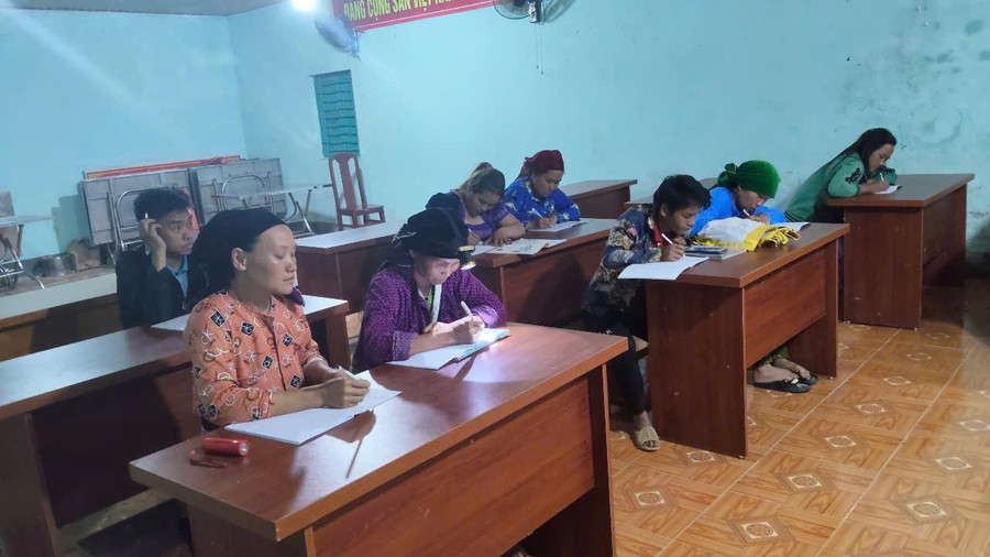Học viên tham gia lớp xóa mù chữ tại điểm bản Sán Trồ, xã Cán Tỷ, tỉnh Tuyên Quang. Ảnh: NTCC.