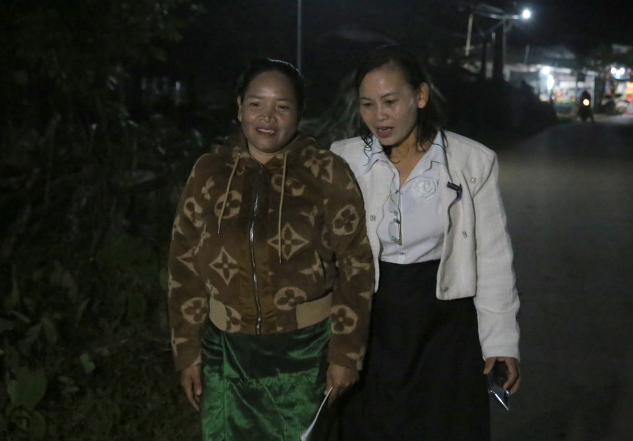 Cô Châu đến từng nhà học viên để gọi chị em đến lớp học. co-chau-xoa-mu-1.jpg