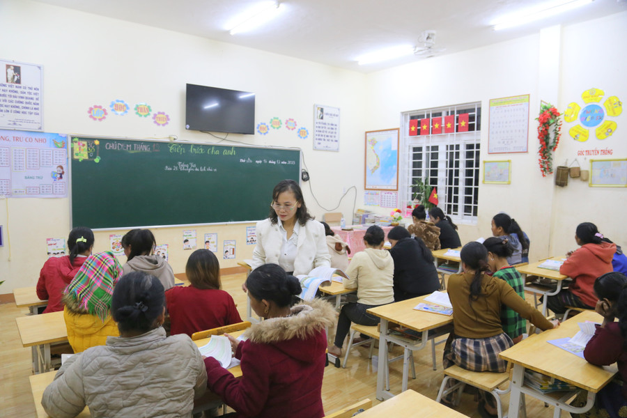 Việc dạy cho bà con biết chữ là niềm mong mỏi của cô Châu sau nhiều năm gắn bó với vùng khó. co-chau-xoa-mu-3.jpg